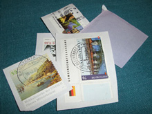 Briefmarken auf weißem Papier, das jedoch hinten bläulich beschichtet ist