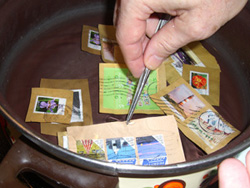 Briefmarken auf farbigem Papier werden extra behandelt.