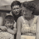 meine Mutter, mein Bruder Otto und ich am Strand von Grado
