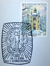 Sonderstempel des Postamts Christkindl und Weihnachtsmarke mit dem Motiv der Wallfahrtskirche aus dem Jahre 2006