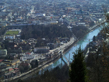 Innsbruck, Blick von der Bergstation der Hungerburgbahn auf die geschwungene Trasse der Bahn über den Inn