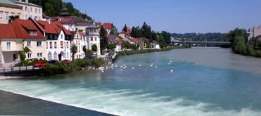 Steyr, Blick von der Brücke auf den Zusammenfluss von Enns (braunes Wasser) und Steyr (grünes Wasser)