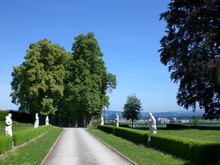 Schloss Tillysburg bei St. Florian, von Steinfiguren gesäumter Zufahrtsweg