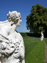 Statue im Park vor dem Schloss Tillysburg